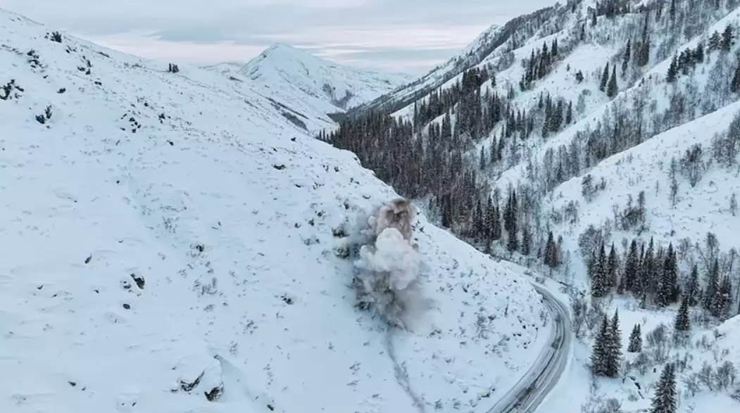 Почти 2,5 тыс. кубометров снега спустили в горах ВКО
