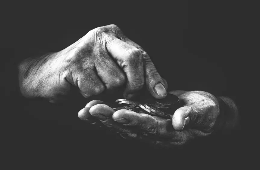 «Қартайғанда ақшасыз қалу қаупі бар»: экономист зейнетақы шегінің көтерілуін түсіндірді