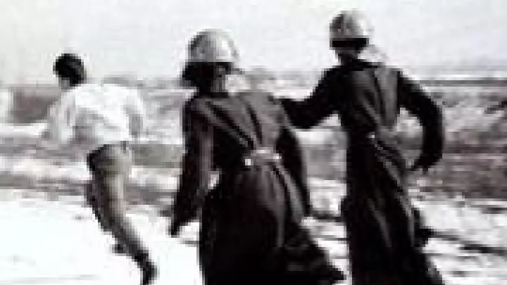 Желтоқсан-1986: Бес қызды ұстап берген әйелдің фотосы жұртты шулатты