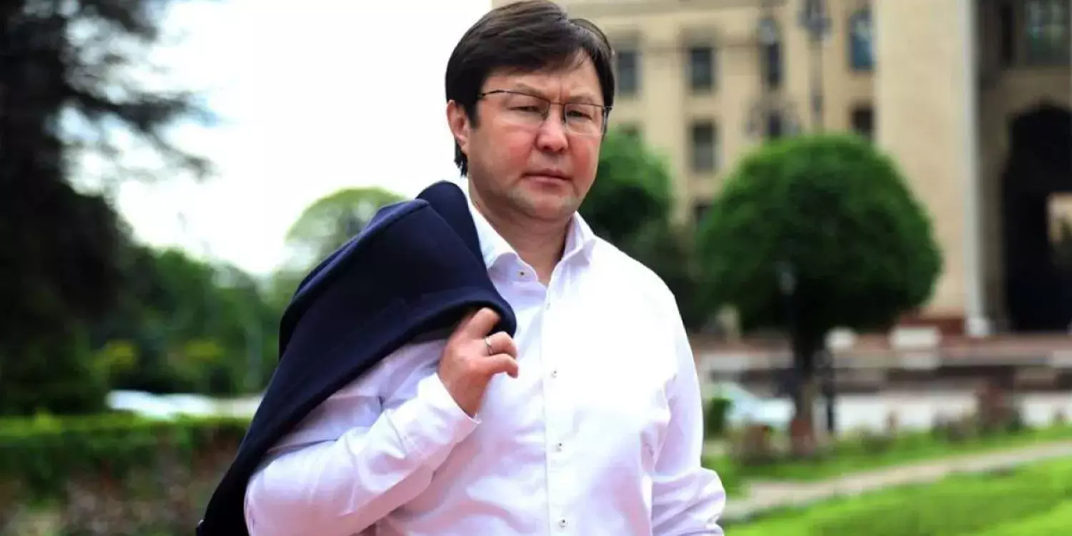 Танымал ақын Ақберен Елгезектің көптен күткен перзенті дүниеге келді