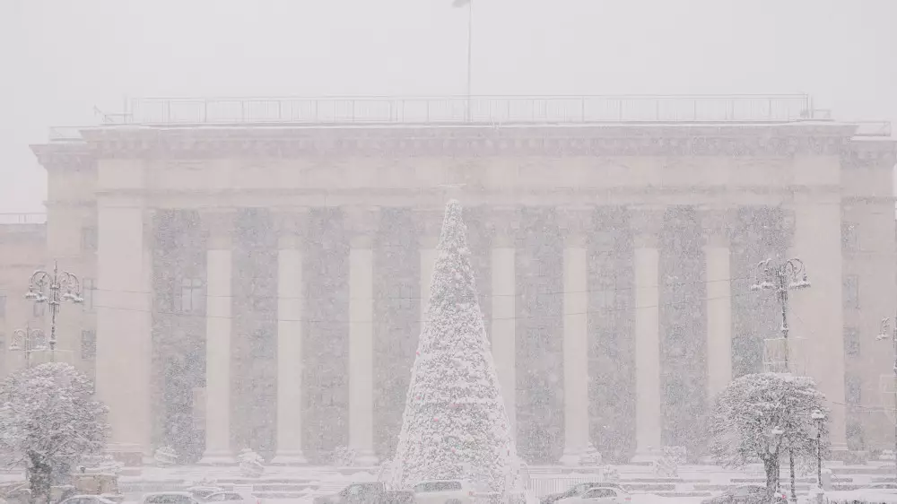 Астану заморозит до -27, а Алматы засыплет снегом: погода на 3 дня