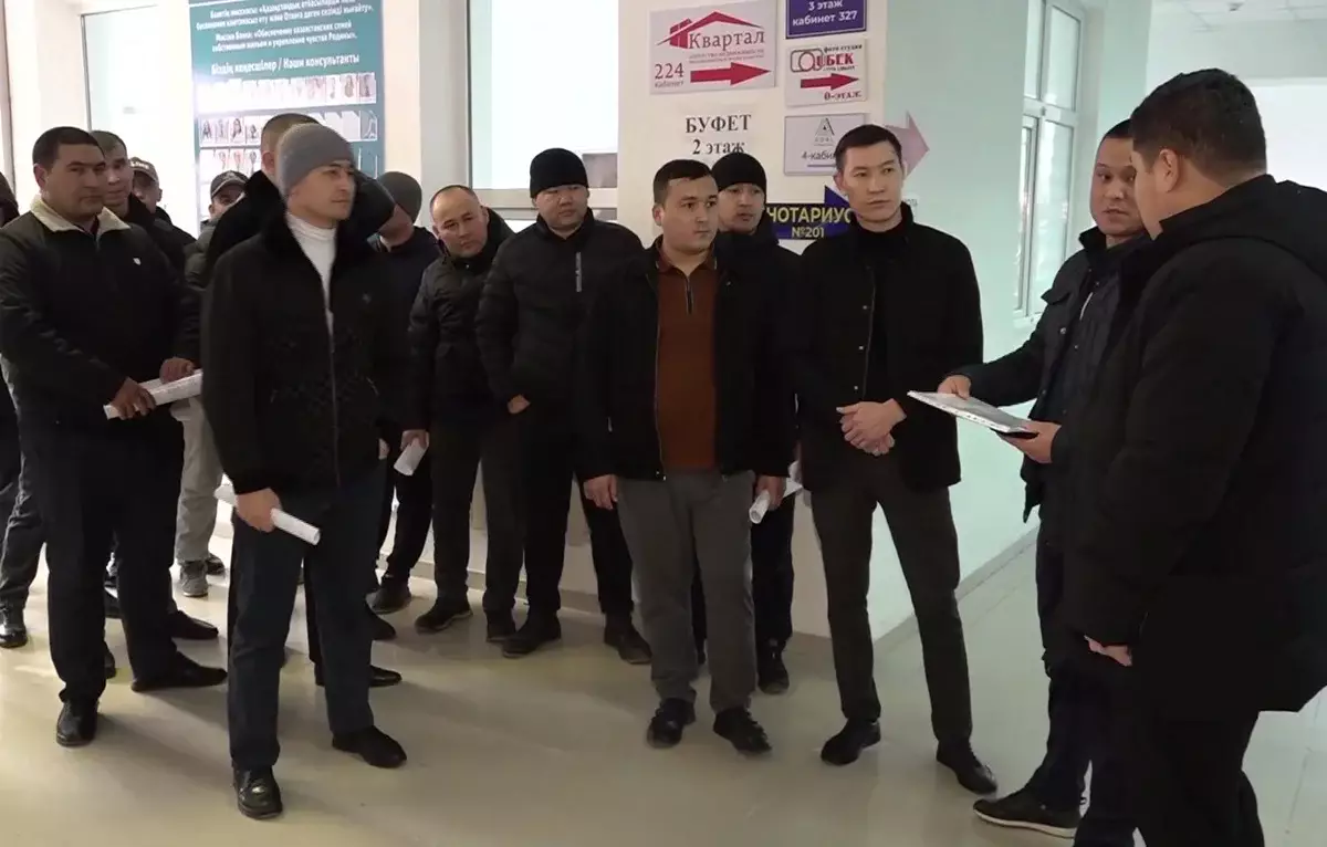 Деньги «застряли» в банке: в Мангистау полицейские не могут оплатить аренду за жилье