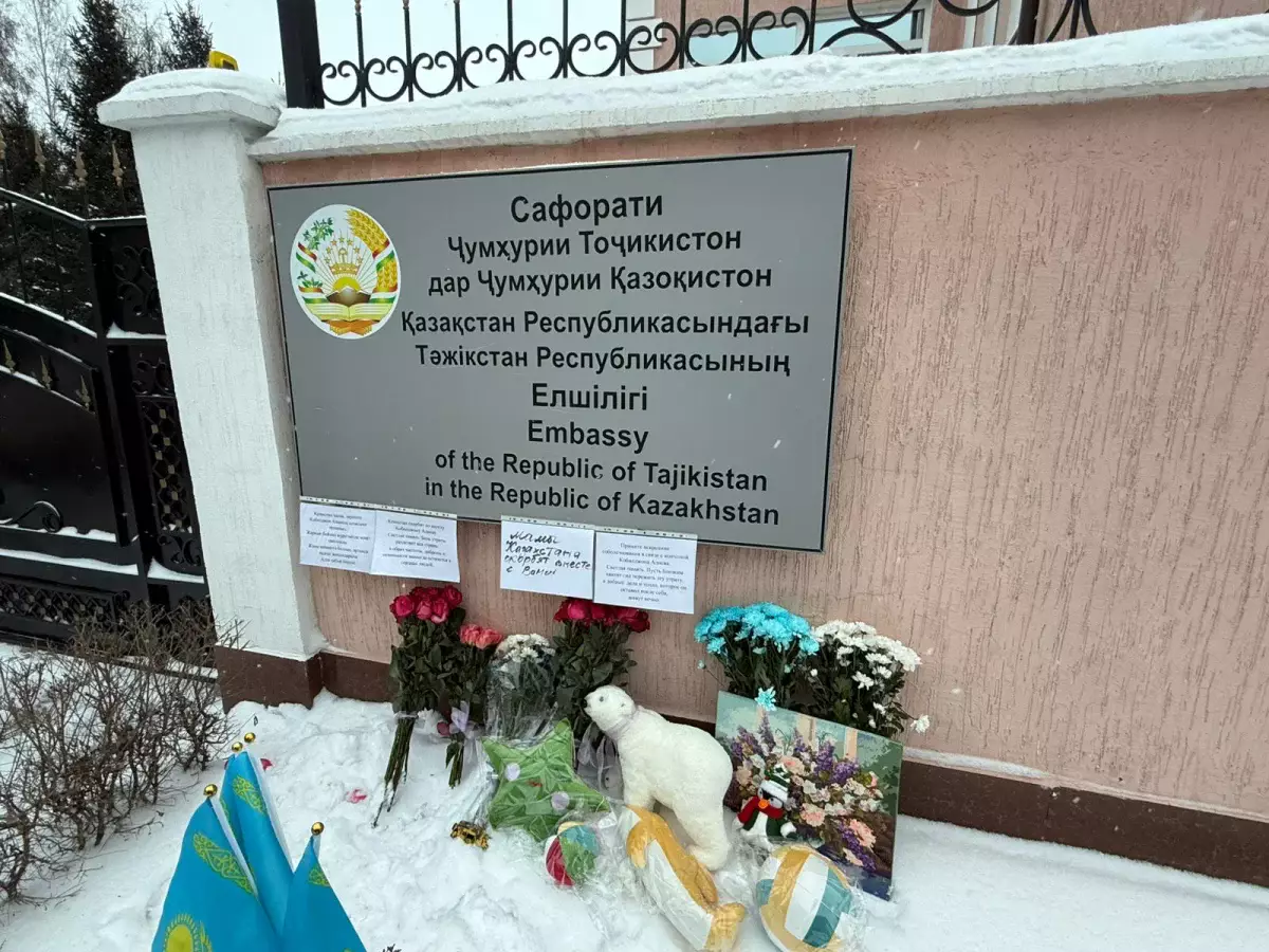 Убийство Кобилджона: казахстанцы несут цветы к посольству Таджикистана