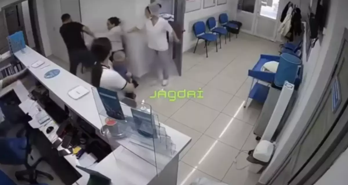 Семейдегі емханада ер адам жүкті әйелді ұрып-соққан (ВИДЕО)