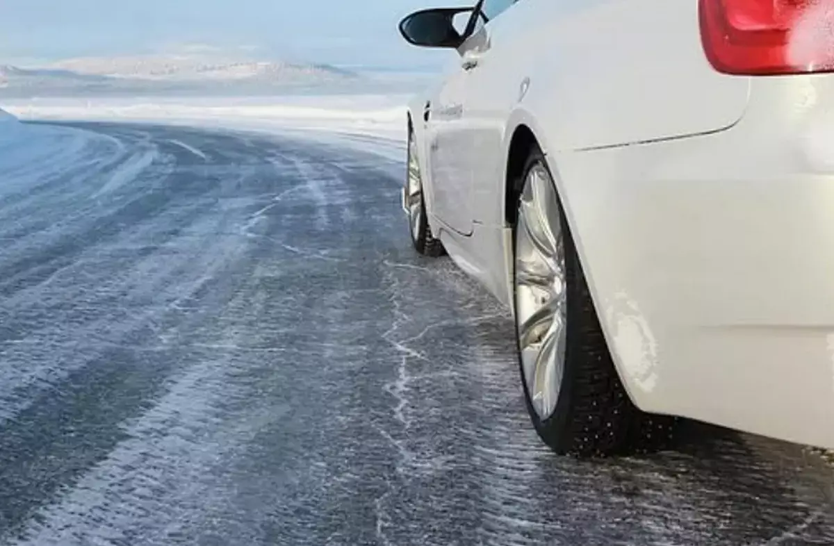 Участок автодороги перекрыли в Мангистау из-за гололеда - новости на Lada.kz 18.12.2025