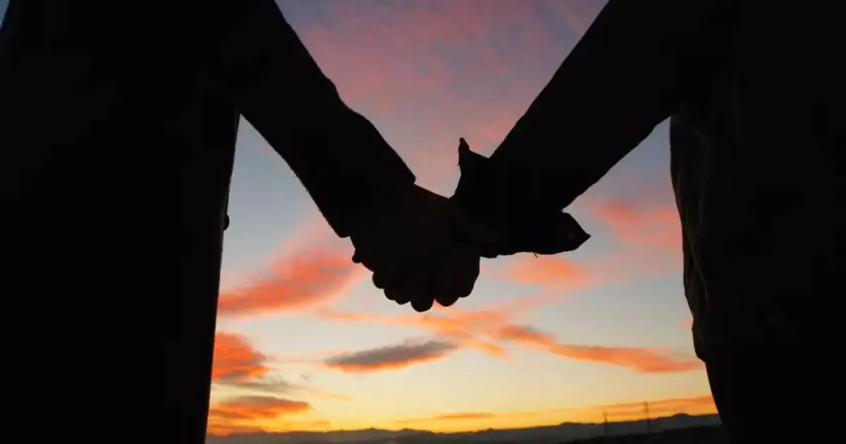  Мужчинам “разрешили“ держаться за руки в Казахстане 