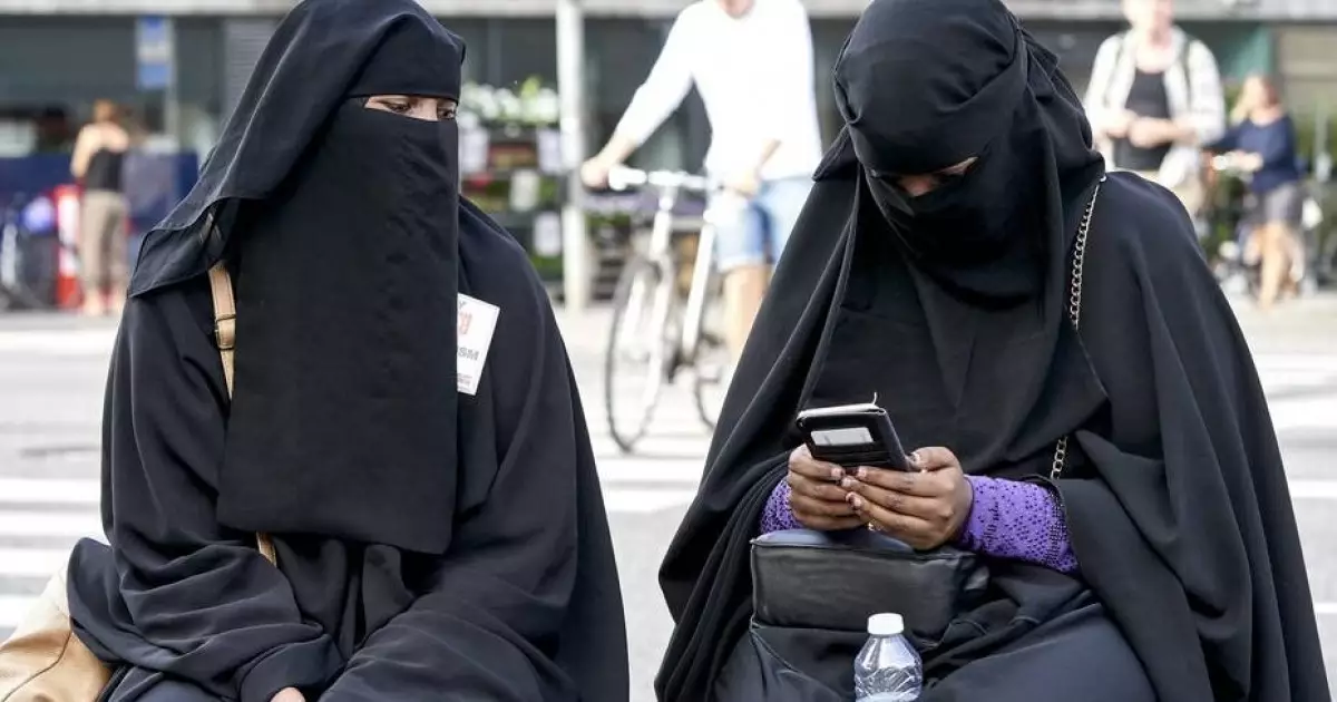   Сенат бет-жүзді тұмшалайтын киімге тыйым салатын заң жобасын қабылдады   