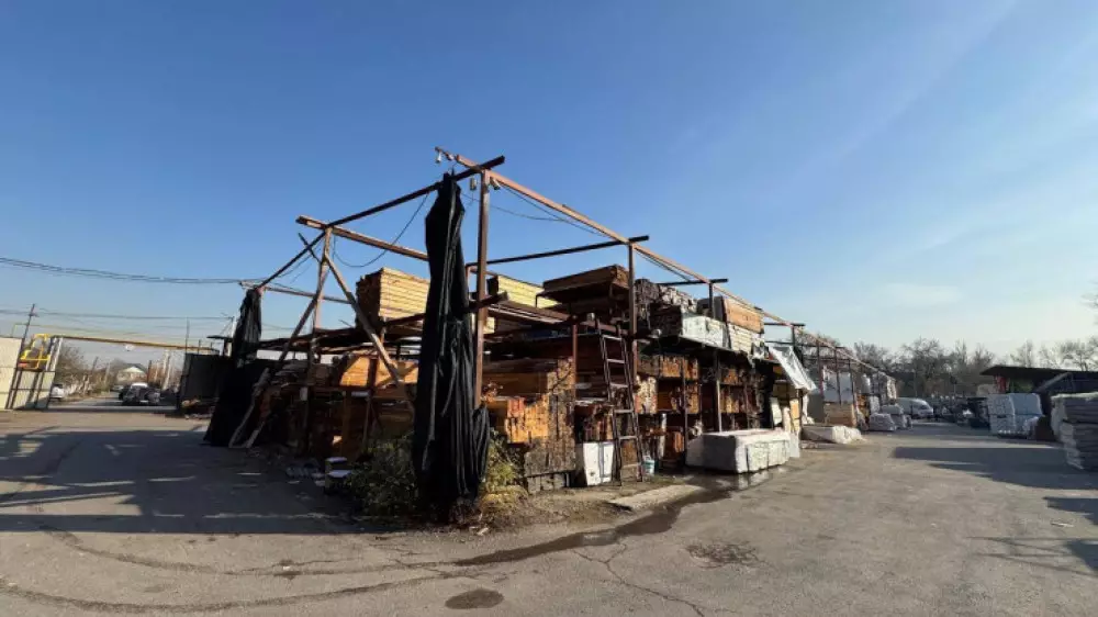 Алматыда заңсыз салынған базар сүрілді