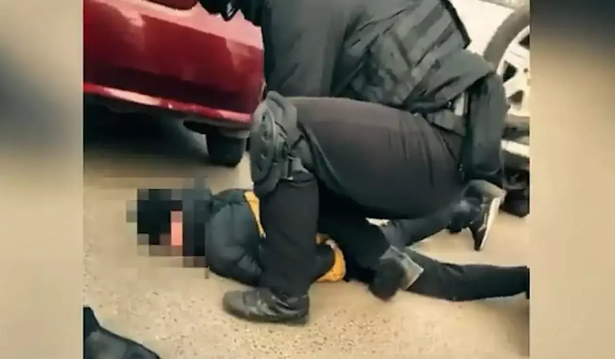 Угрожая расправой, получил более 4 млн тенге: задержание вымогателя сняли на видео в Уральске