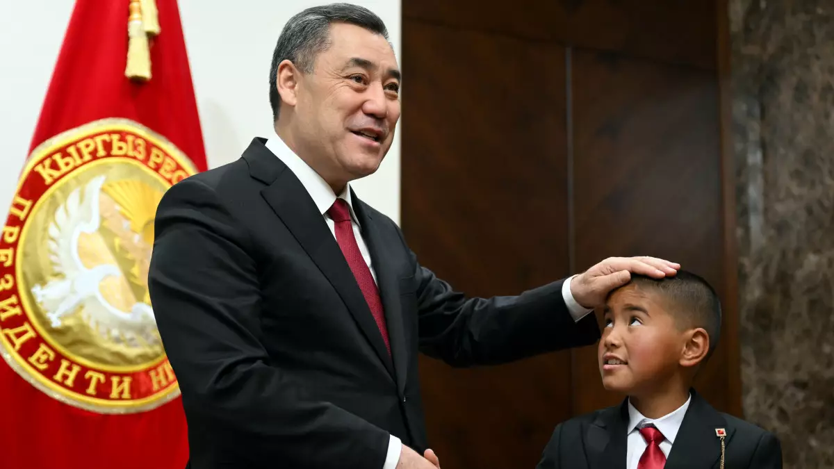 "Боранға қарсы тұрған бала": Қырғызстан президенті оқушыға өз телефонын сыйлады