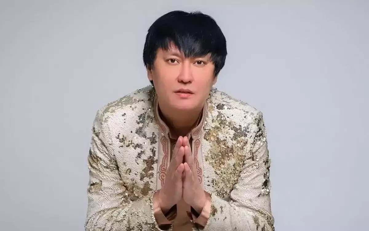 «Әке-шешемді «аға-жеңге» дедім»: Өмірқұл Айниязов өміріндегі өкінішін айтты