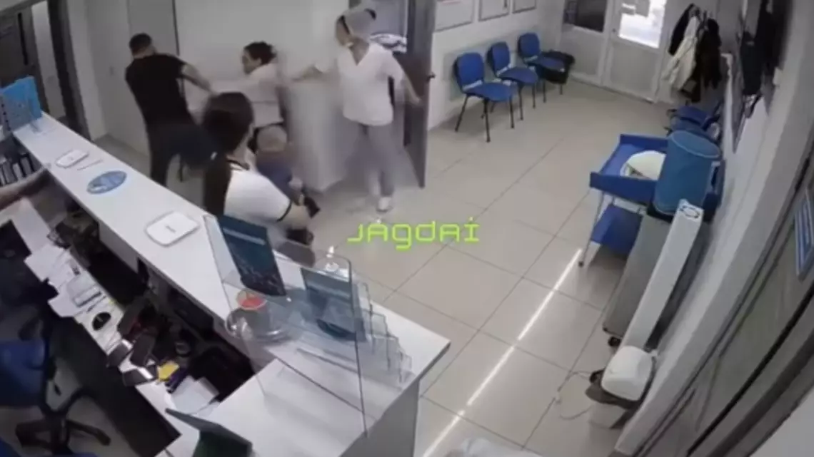 Семейдегі емханада ер адам жүкті әйелді ұрып-соққан (ВИДЕО)