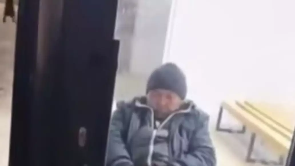 Сұмдық! Көкшетаудағы аялдамада мүгедек адам дәрет сындырған (ВИДЕО)