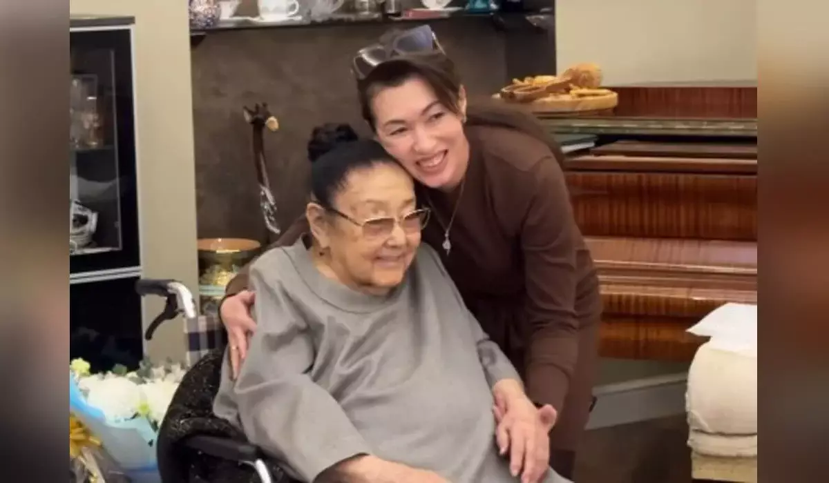 Толкын Забирова с детьми поздравила Бибигуль Тулегенову с 96-летием