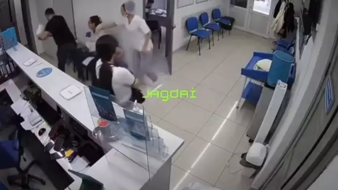 Семейде ер адам емханада жүкті әйелге шабуыл жасады