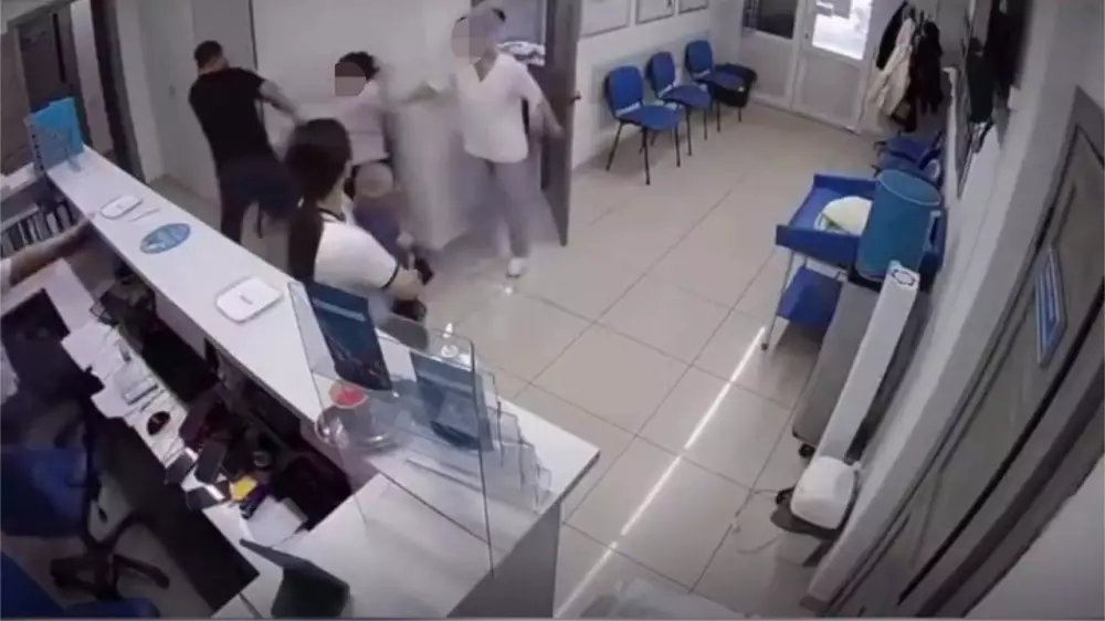 Казахстанец напал на беременную в стоматологии: видео