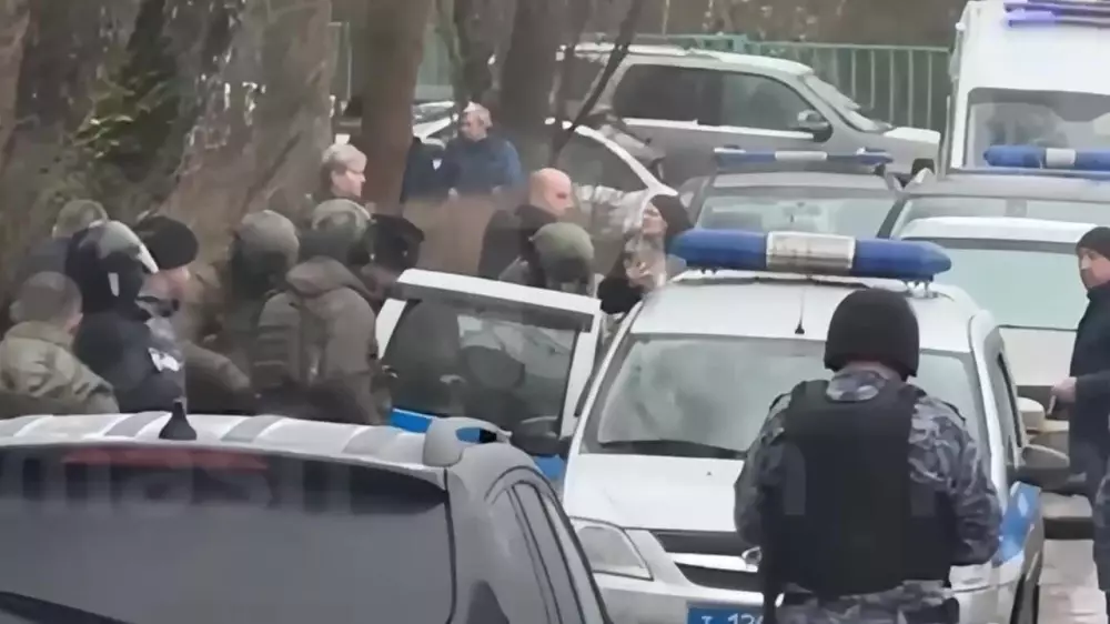 Буря в соцсетях и вызов посла России: что происходит после убийства школьника в Подмосковье