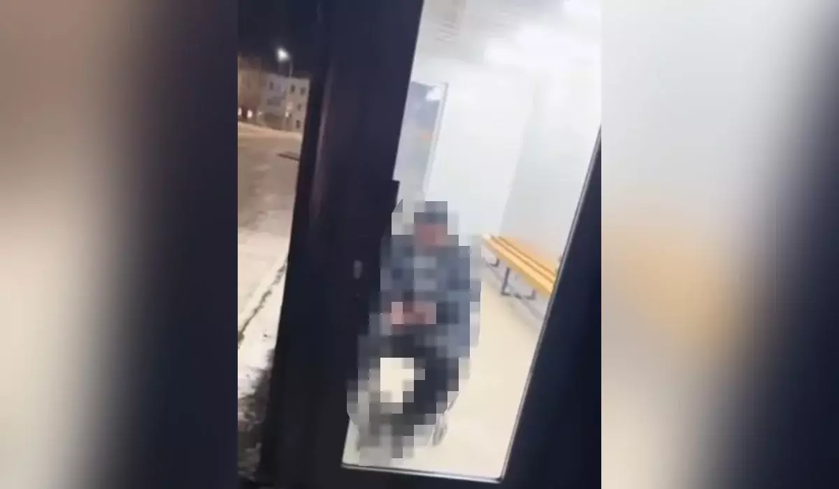 Мужчина справил нужду в теплой остановке на глазах у людей в Кокшетау