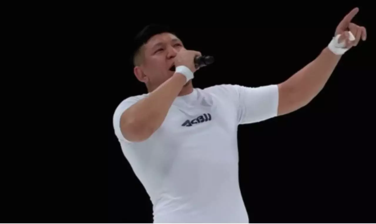 Атышулы Қуат Хамитов Мәскеудегі жеңісінен кейін ән шырқады