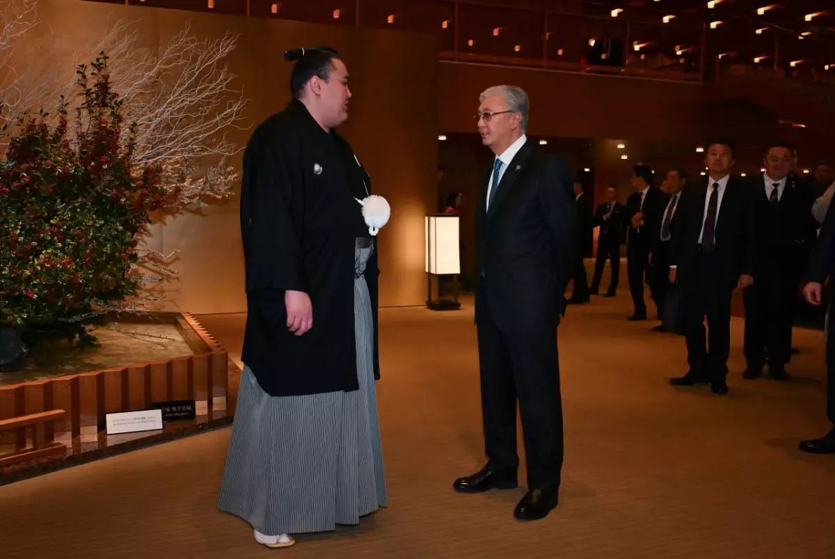 Токаев встретился с казахстанским сумоистом в Токио