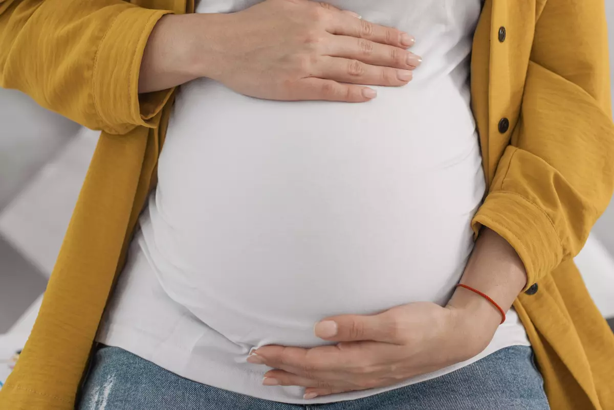 Минздрав опроверг сообщения о применении наручников к беременным во время родов