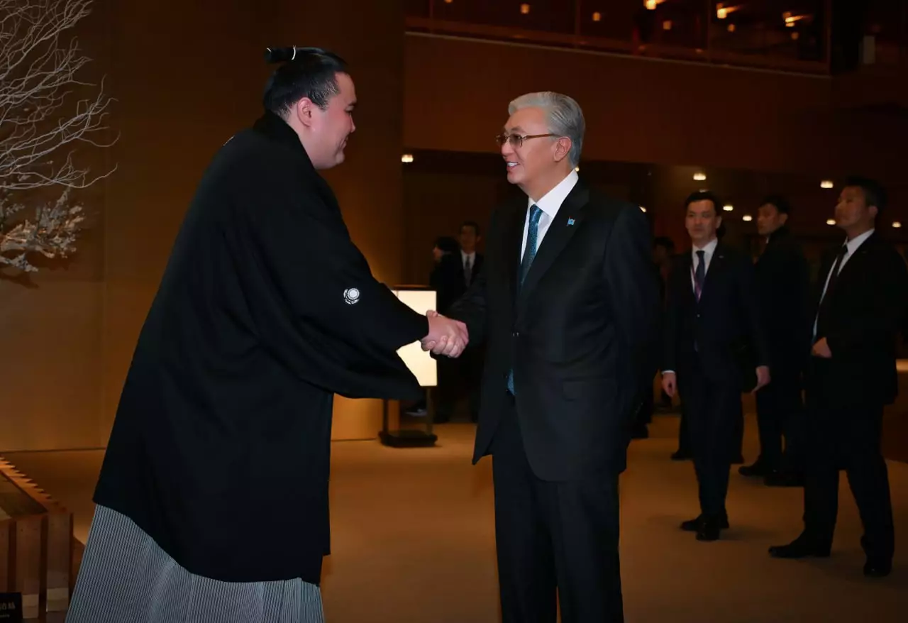 Токаев встретился с казахстанским борцом сумо в Токио