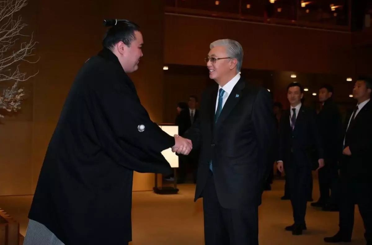 Президент Қасым-Жомарт Тоқаев Жапониядағы сапарында атақты сумошы Ерсін Балтағұлмен кездесті