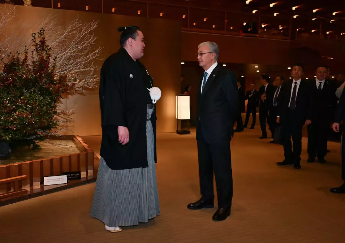 Акорда показала эмоциональный разговор Токаева с казахстанским борцом сумо