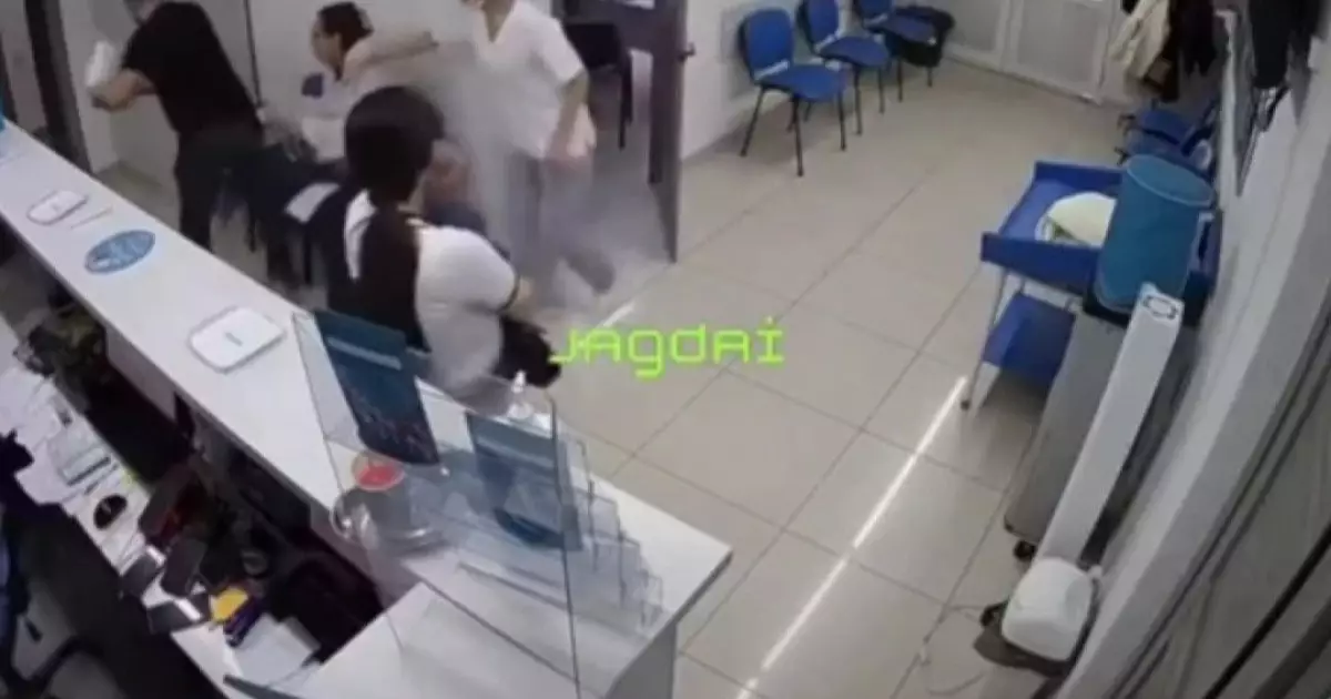  Кезек дауы төбелеске ұласты: Семейде ер адам жүкті әйелге күш көрсетті 