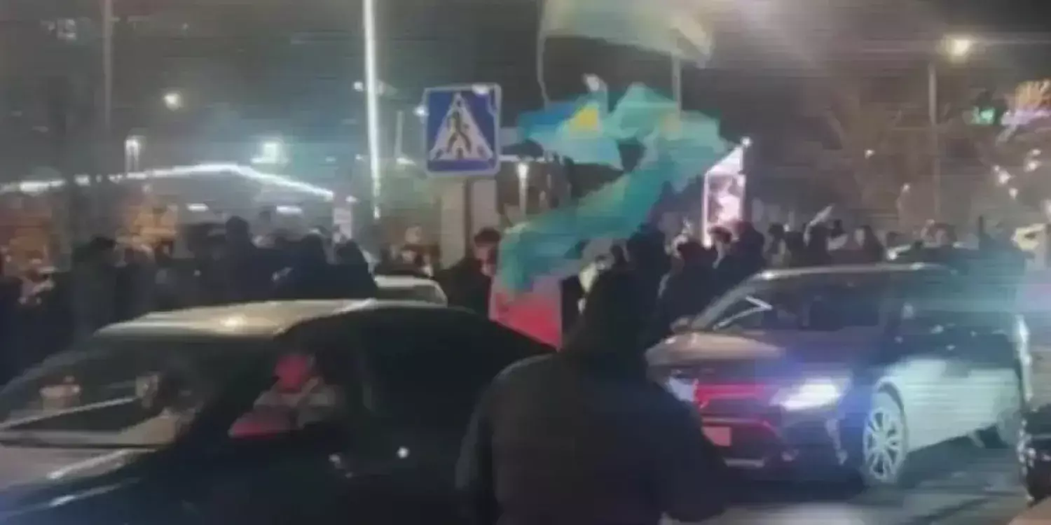 Көк туды көлігіне ілгендерге тиіскен төрт полицей жұмыстан қуылды