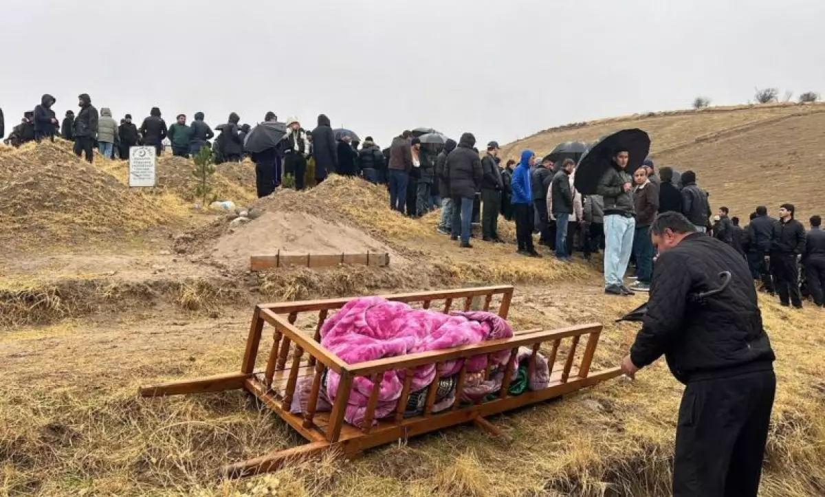 «Әкесінің қасына жерленді»: Мектепте көз жұмған 10 жасар баланың денесі Тәжістанға жеткізілді