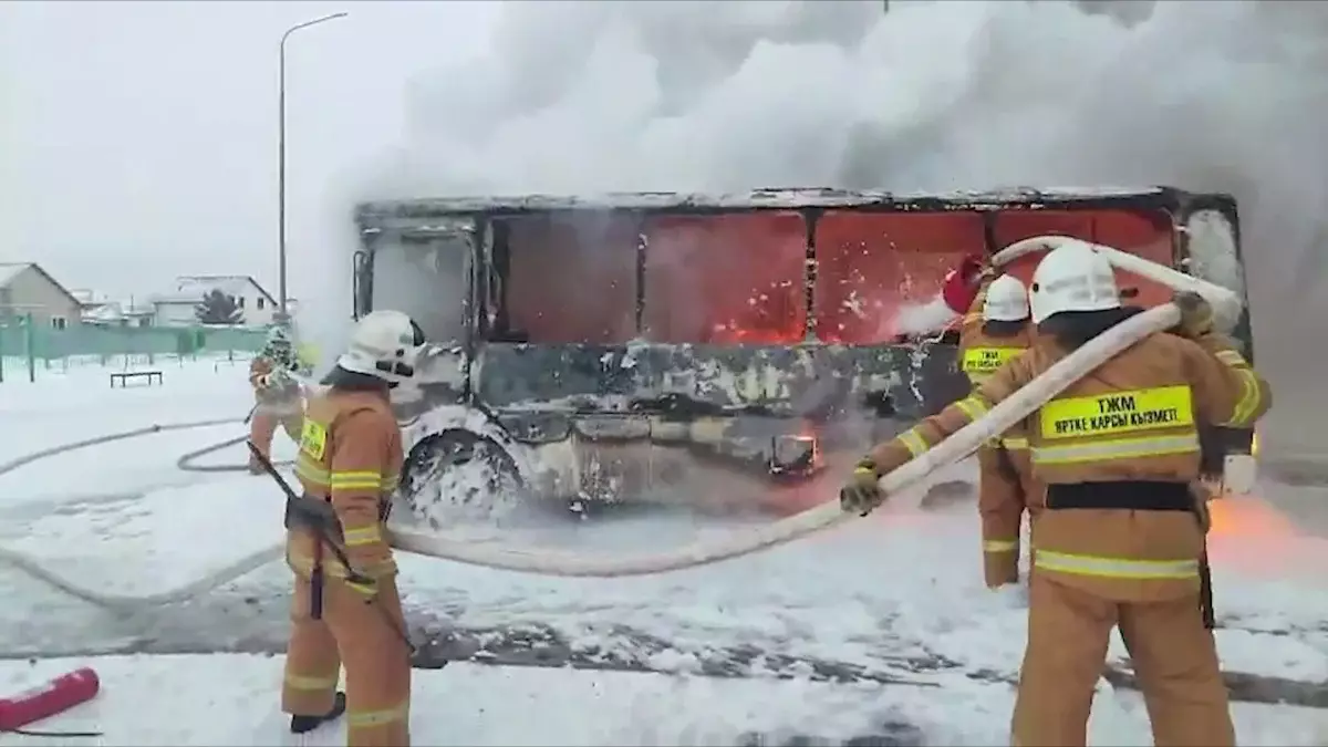 Қосшы қаласында оқушылар автобусы отқа оранды