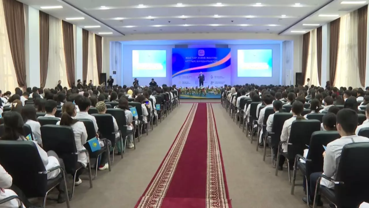 Медицина саласының үздіктері жастармен жүздесті