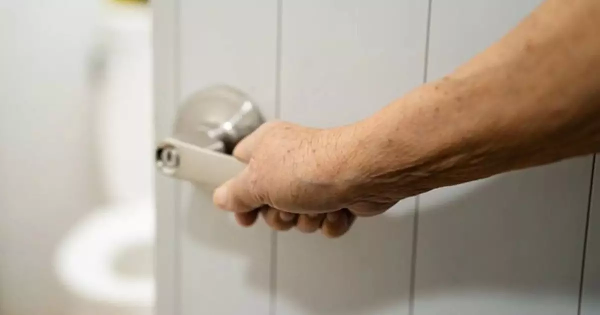  Дәретханада ұзақ отырған қызметкерді бастығы жұмыстан қуып жіберді 