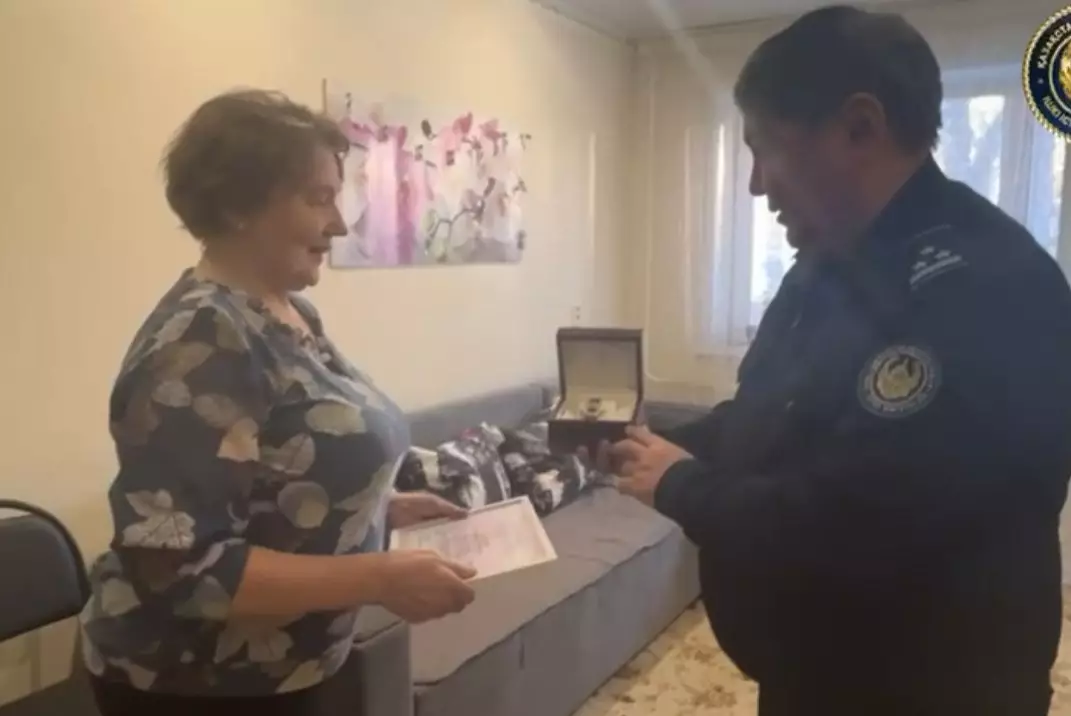 Полицейские наградили жительницу Павлодара за бдительность
