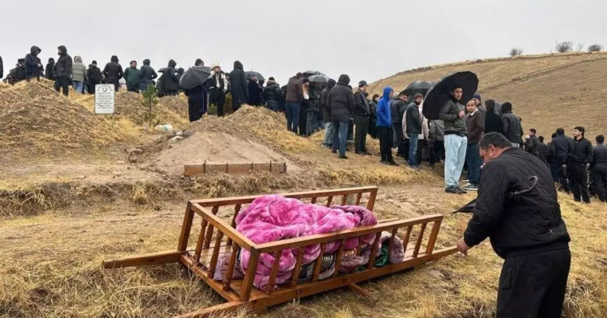  `Әкесінің қасына жерленді`: Ресейде көз жұмған 10 жасар баланың денесі Тәжікстанға жеткізілді 