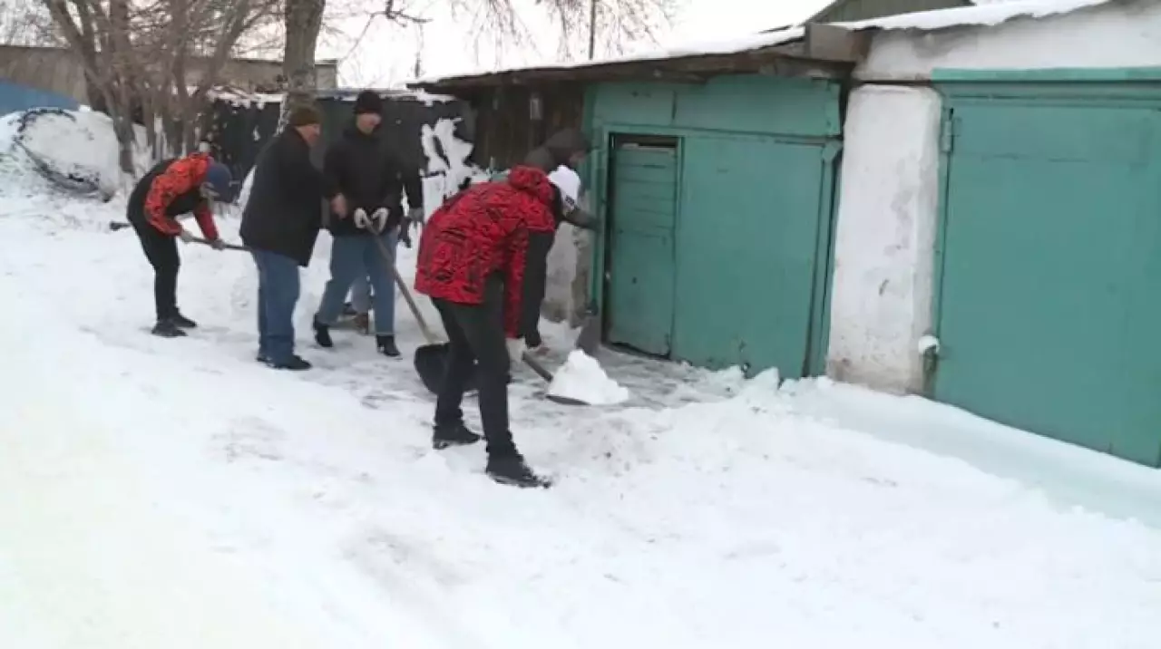 Молодёжь города Сарани помогает пенсионерам
