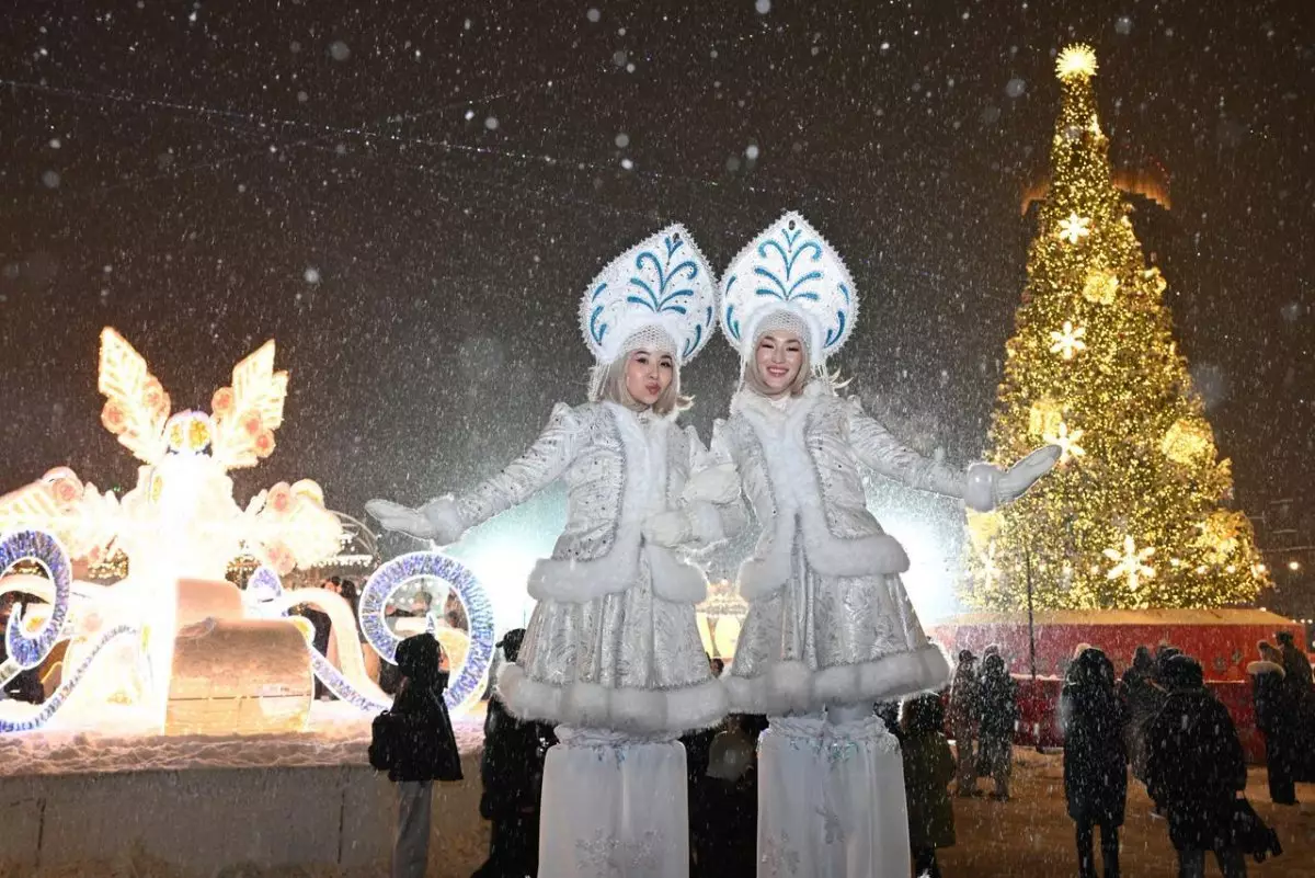 Алматыда жаңа жылдық бас шыршаның шамы жағылды