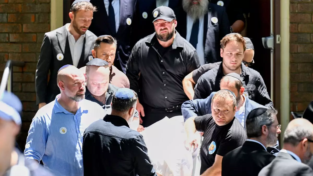 Австралийская полиция по борьбе с терроризмом задержала семерых мужчин, пока страна хоронила самую юную жертву нападения на Бондай-Бич.