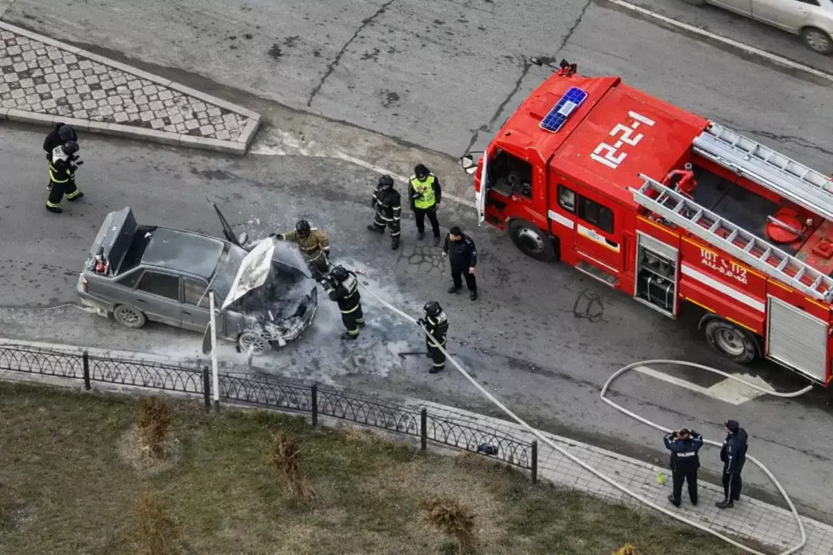 Автомобиль вспыхнул у здания акимата в Актау - новости на Lada.kz 18.12.2025