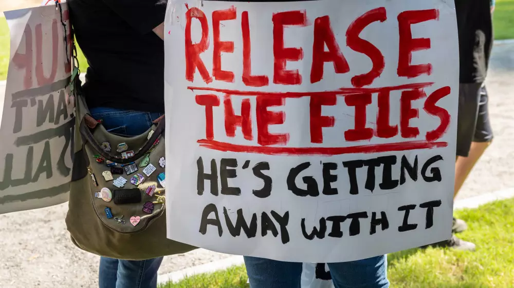 Демократы в США опубликовали новые фото из файлов Эпштейна