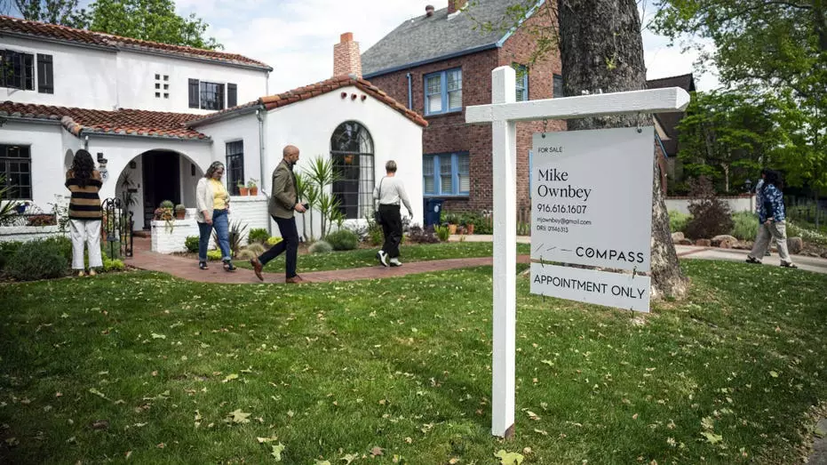 Ипотечные ставки снижаются, оставаясь около минимумов 2025 года.