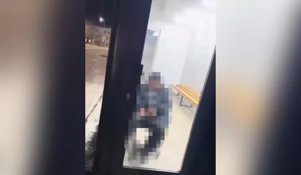 Көкшетауда ер адам жұрттың көзінше жылы аялдамада дәрет сындырды