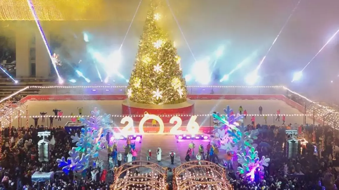 Алматыда жаңа жылдық шыршаның шамдары салтанатты түрде жағылды