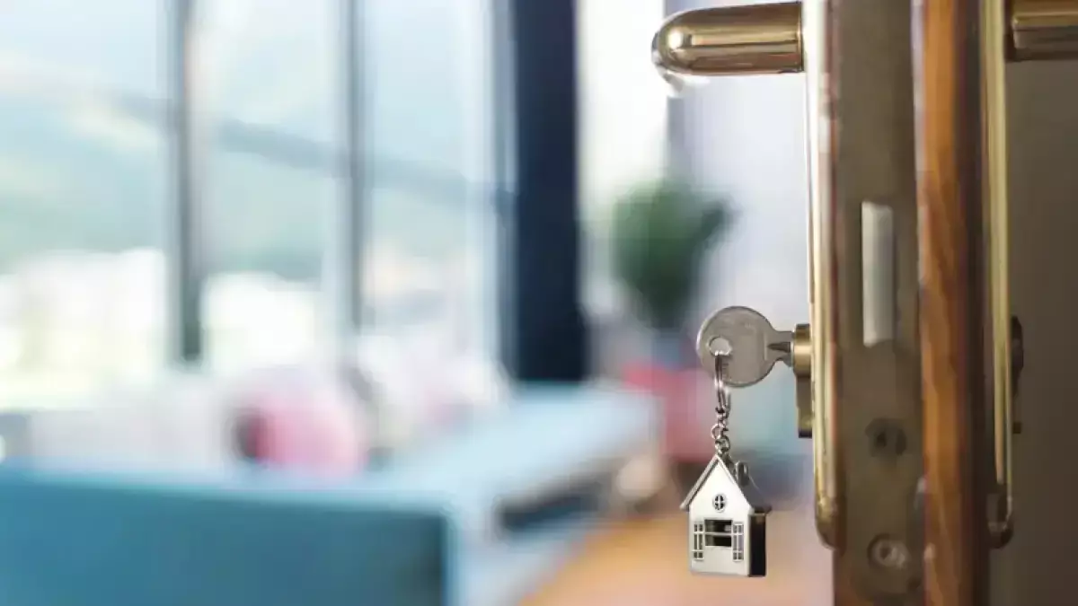 Шымкентте мемлекеттің баспанасын босатпай қойған жастар мәжбүрлеп шығарылып жатыр