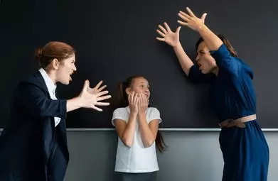 «Баланы тым қатты еркелетіп жіберген жоқпыз ба?» Ата-ана мен ұстаз арасындағы араздықтың астары не?