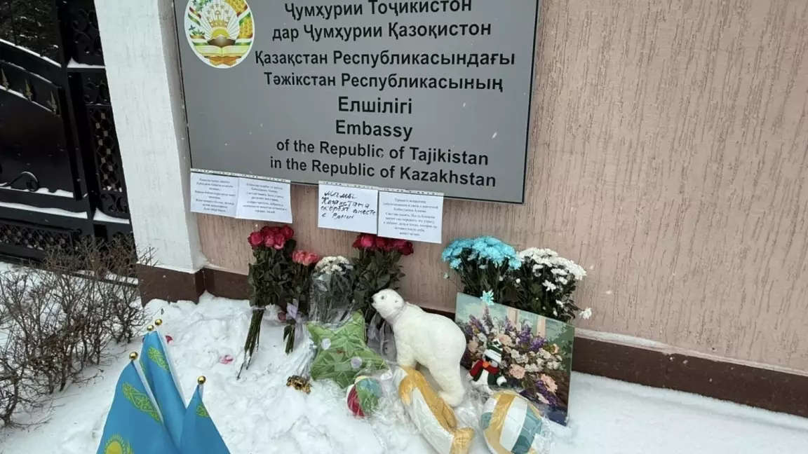 10 жастағы тәжік баланың қазасы: қазақстандықтар Тәжікстан елшілігіне гүл шоқтарын қойып жатыр