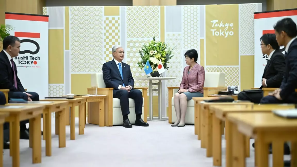 «Қош келдіңіз!»: Токио губернаторы Тоқаевты қазақша қарсы алды