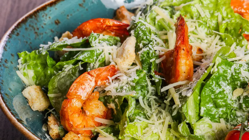 Рецепты “Цезаря“ на Новый год: классический и 3 необычных вариантов