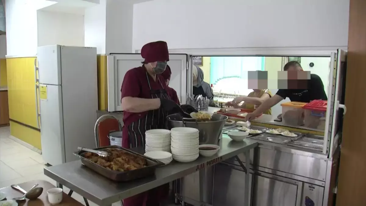 Волосы в еде: родители пожаловались на питание реабилитационного центра в Алматы